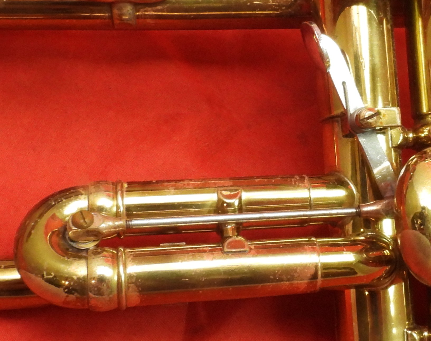 Spring loaded first valve slide trigger (typically on the Mendez model)