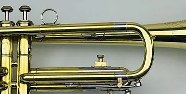 The push rod/finger ring is missing, but there is bracket to allow for a push rod/finger ring