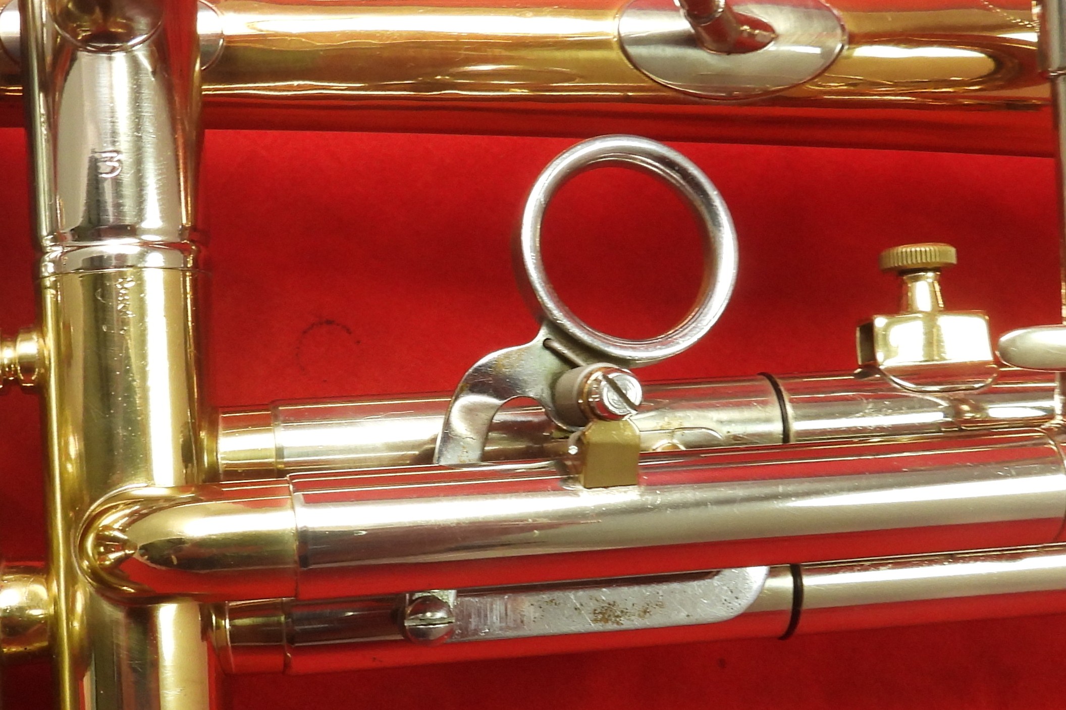 It has a spring loaded trigger (typically found on  Recording and Mendez models)